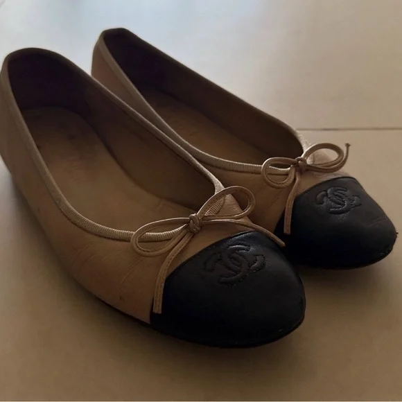 CHANEL Lambskin Beige and Black Flats - Picture 2 of 16